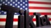 以美国国旗为背景的TIKTOK标识