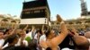 Jemaah haji mengelilingi Ka'bah saat menunaikan ibadah haji di Mekkah, Arab Saudi, Minggu, 25 Juni 2023. (Foto: AP)