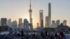 人们在上海外滩观看浦东的日出。(2023年11月3日)