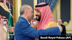 Presiden Turki Recep Tayyip Erdogan, kiri, memeluk Putra Mahkota Arab Saudi Mohammed bin Salman sebelum pertemuan di Jeddah, Arab Saudi, Kamis, 28 April 2022. (Foto: via AP)
