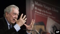 Mario Vargas Llosa recibió el premio dotado con $250.000 por su aporte literario y cultural a la humanidad.
