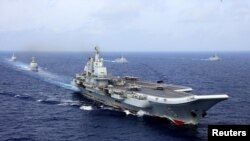 中国航母辽宁号参加中国海军在西太平洋的军事演习。(2018年4月18日)