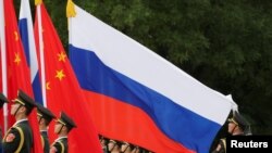 一名中国军人2018年6月8日在北京人大会堂外为中国国家主席习近平欢迎俄罗斯总统普京而举行的仪式做准备。