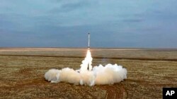 Rudal Iskander-K Rusia ditembakkan dalam latihan militer di Rusia. Latihan ini melibatkan senjata nuklir taktis, yang merupakan pengumuman terbuka pertama dari Moskow. (Foto: via AP)