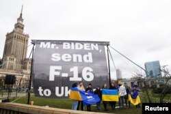 美国总统拜登访问波兰华沙期间，乌克兰的支持者在拜登下榻的酒店外呼吁美国支援乌克兰F-16战机。(2023年2月22日)