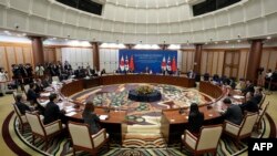 2023年11月26日，韩国(中)、中国(右)和日本(左)代表出席在釜山举行的第十次中日韩外长会议。(法新社）