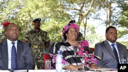 Tân Tổng thống Malawi Joyce Banda (giữa)
