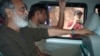 Pendiri dan Pemimpin Redaksi NewsClick Prabir Purkayastha dibawa ke sel khusus polisi Delhi di New Delhi, India, Selasa, 3 Oktober 2023. (Foto: AP)