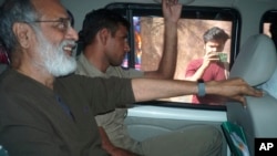 Pendiri dan Pemimpin Redaksi NewsClick Prabir Purkayastha dibawa ke sel khusus polisi Delhi di New Delhi, India, Selasa, 3 Oktober 2023. (Foto: AP)
